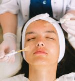 ¿Cuál es la diferencia entre cosmetóloga y cosmiatra?